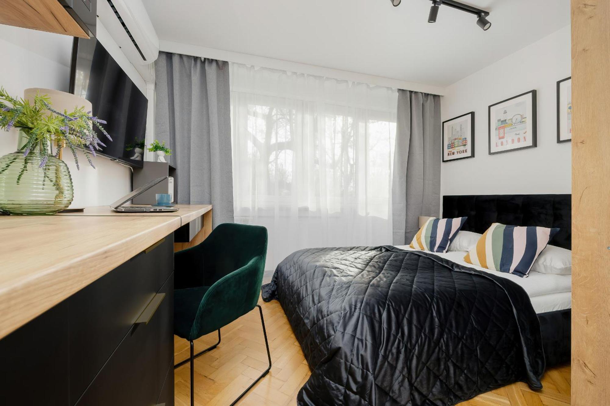 Modern Black & Wooden Apartment Warsaw Near The Airport By Noclegi Renters المظهر الخارجي الصورة
